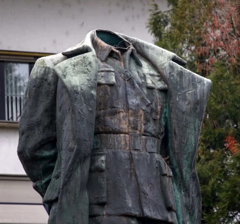 Lefejezték Josip Broz Tito köztéri szobrát a szlovéniai Velenjében