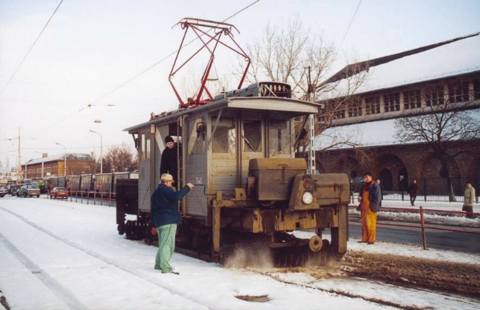 Napok óta dolgozik a 116 éves miskolci hóseprő villamos