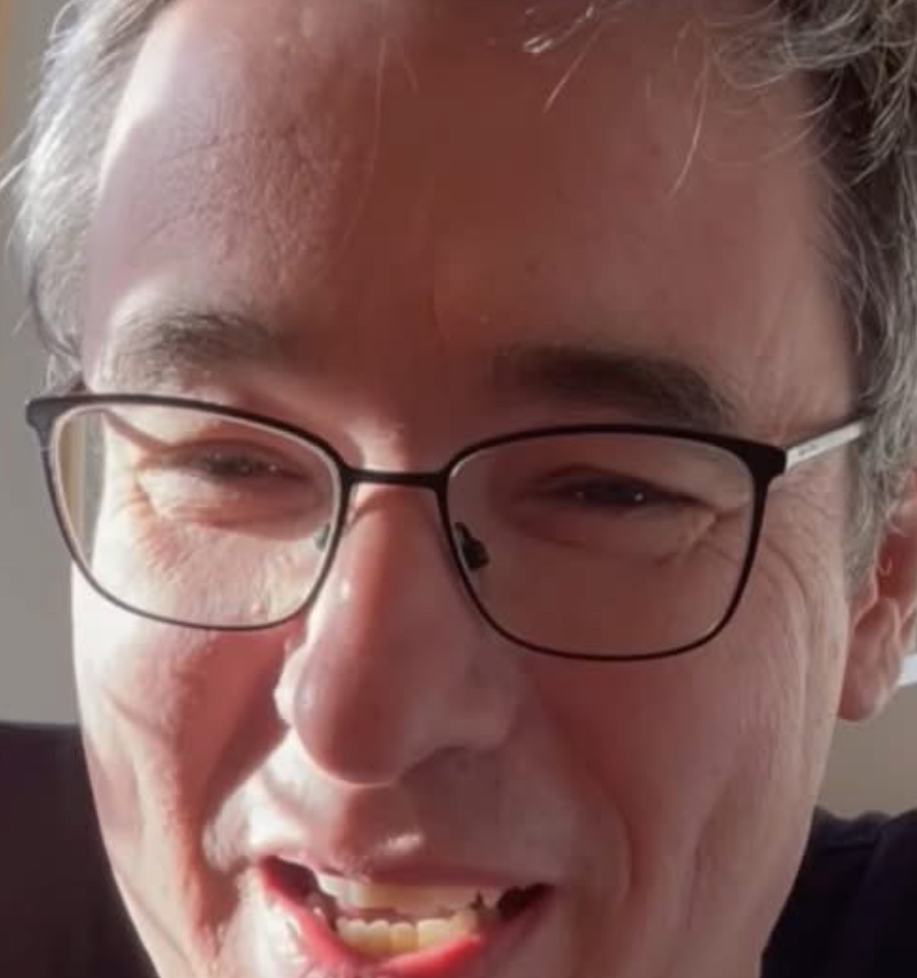 Karácsony Gergely sokkoló mozdulata: Miért mutatta be a középső ujját az évzáró videóban?
