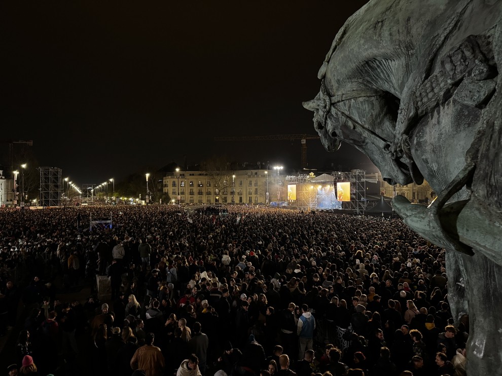 Botrány a Hősök terén – Puzsér Róbert „rendszerváltó” cirkusza: mocskos Fidesz, Ruszkik haza, és egy rakás történelmi analfabéta vandál ámokfutása Budapesten