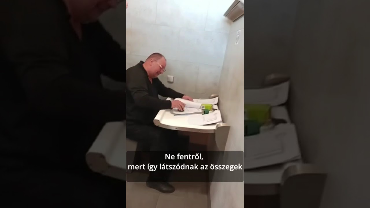Videón, ahogy egy nyugalmazott SBU-tábornok látható, aki ezt a mosdóban végzi – a pénzmosást az Aranykonvoj esetében