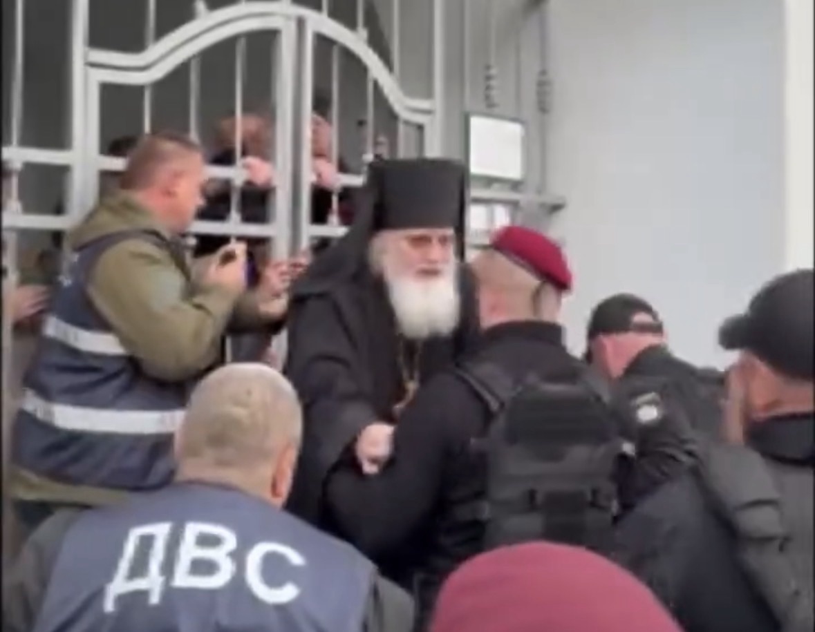 Ukrajna szovjet mintára számolja fel a kolostorokat – videóval