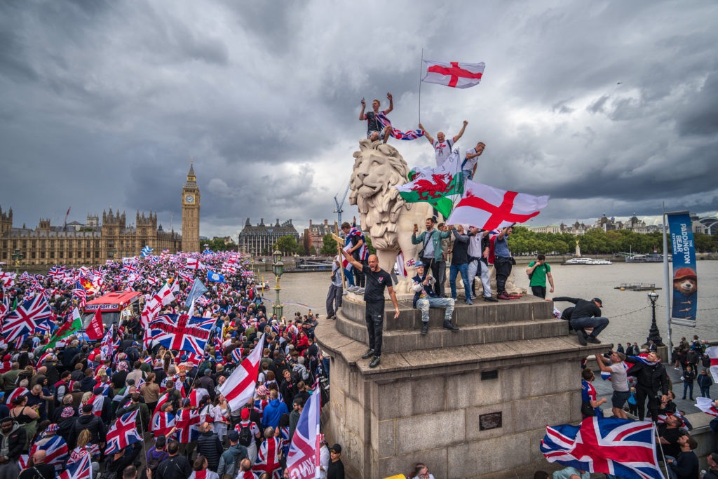 Több tízezer brit nacionalista vonult fel Londonban a migráció ellen – Tommy Robinson „a bolygó legnagyobb patriotatengerével” árasztotta el a fővárost
