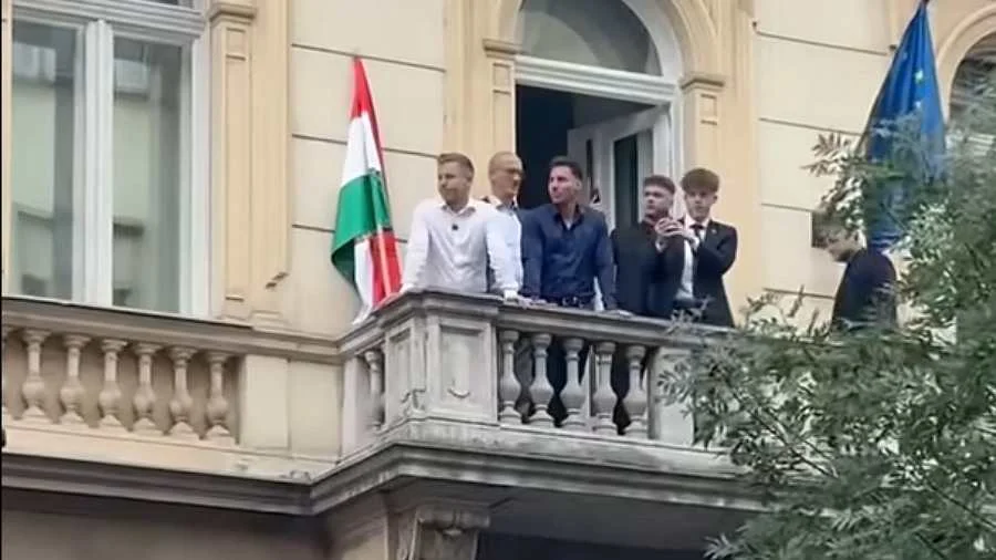 Hazaáruló! – Skandálta a tömeg a migrációellenes tüntetőket hergelő Magyar Péternek