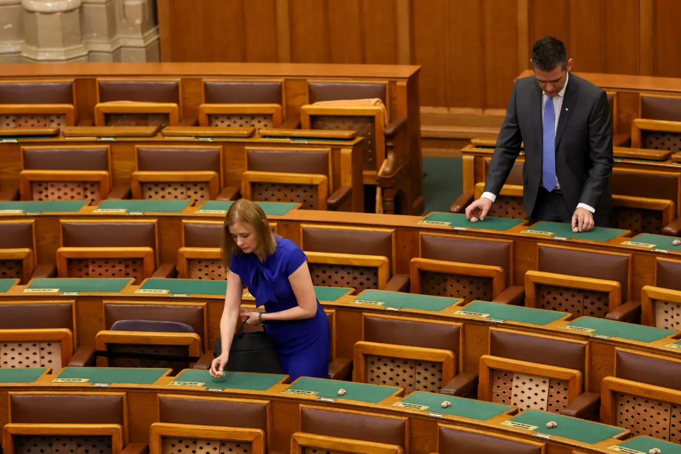Dúró Dóra tízhetes magzatbabákkal szemléltette az élet szentségét a Parlamentben – a Momentum az Mi Hazánk irodája előtt tiltakozik