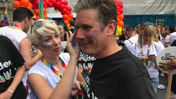 Starmer a kormányválság ellenére a „világ legmelegebb parlamentjével” dicsekszik