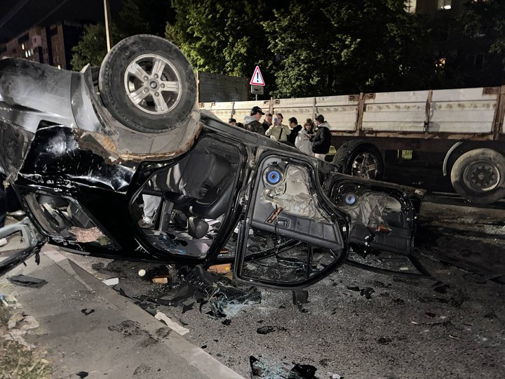 Lvivben tömeg lázadt fel a TCK ellen: felborították a szolgálati autót egy férfi őrizetbe vétele miatt