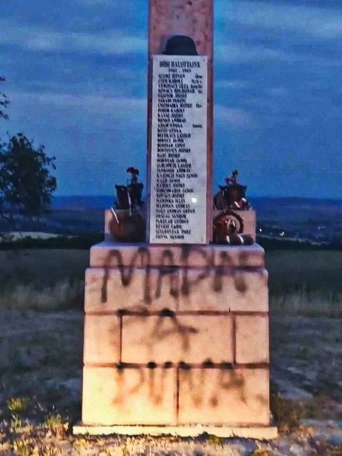 A békés együttélés újra törékennyé válik – magyarellenes vandalizmus Rimaszombaton, és a Tisza-kormány hallgatása