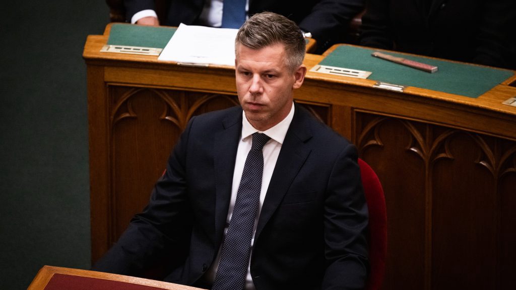Zavaros kormányzati kommunikáció: Magyar Péter visszalépett az ukrán üzemanyagtárolótól, de a memorandumot már aláírták