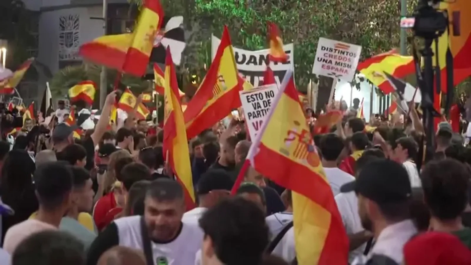 A spanyolok tömeges tüntetéseket szerveztek a bevándorláspolitikával szemben.
