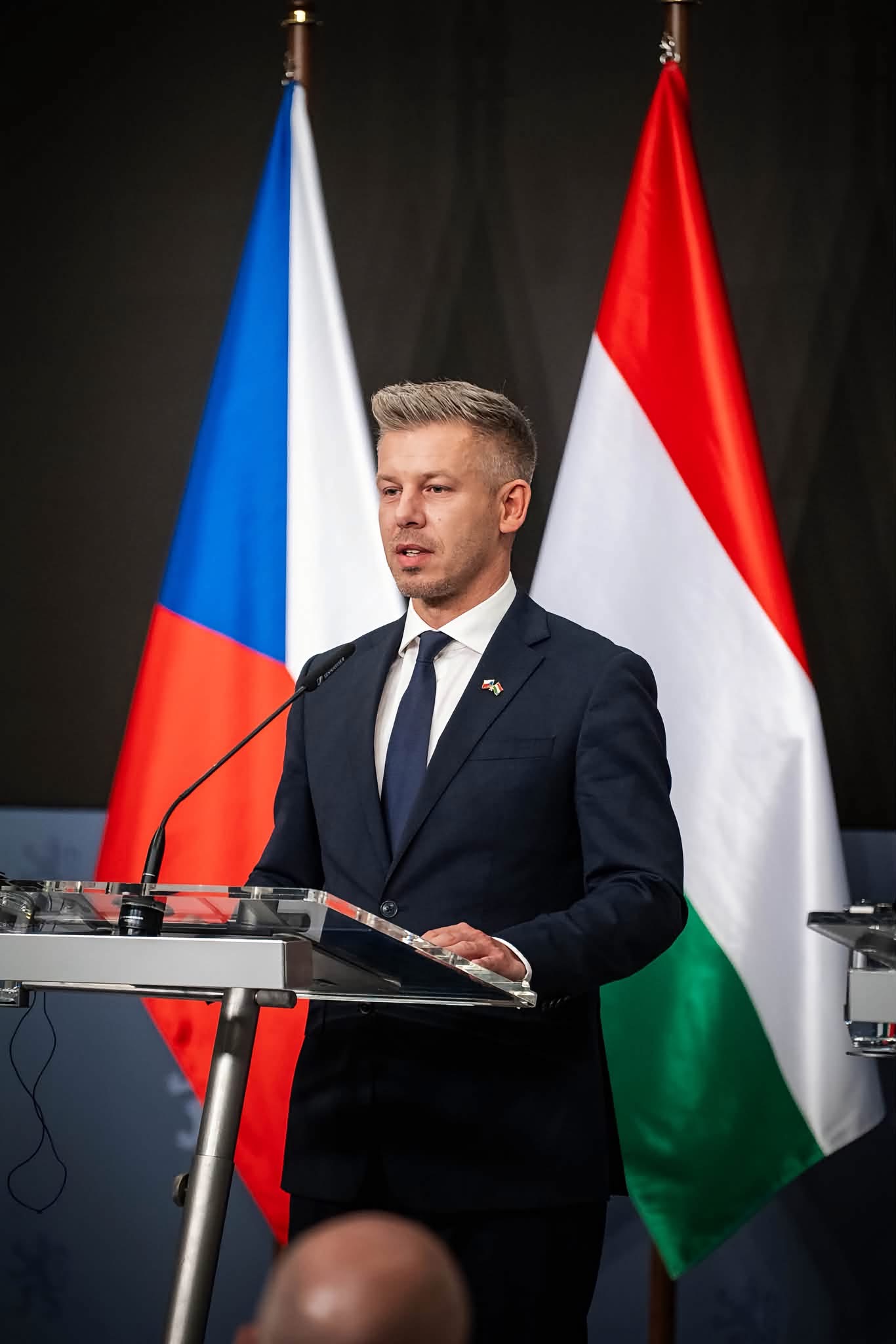 Arrogáns, államfőhöz méltatlan kirohanás Prágában: Magyar Péter Orbánt szapulta Babiš mellett, majd sörrel koccintott