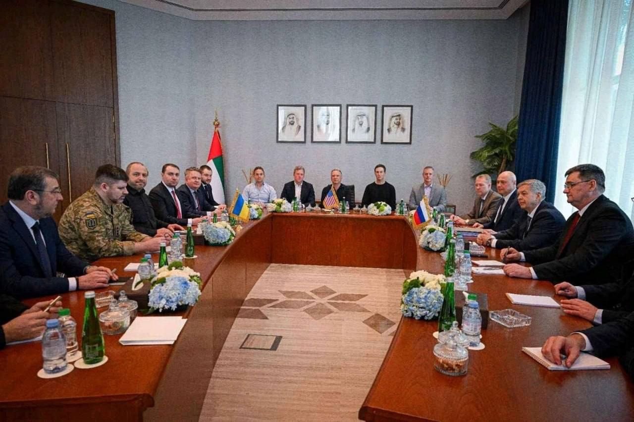 Háromoldalú tárgyalások Abu-Dzabiban november első felében, miközben Oleskiben helyi tűzszünetet egyeztettek humanitárius célokra