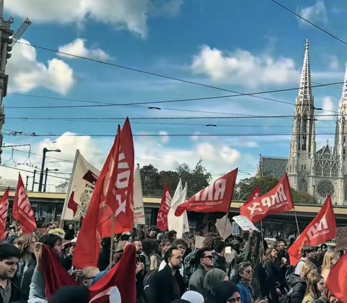 Franciaországban és több európai országban komoly tiltakozások zajlanak a migránsok és kommunisták összefogásával