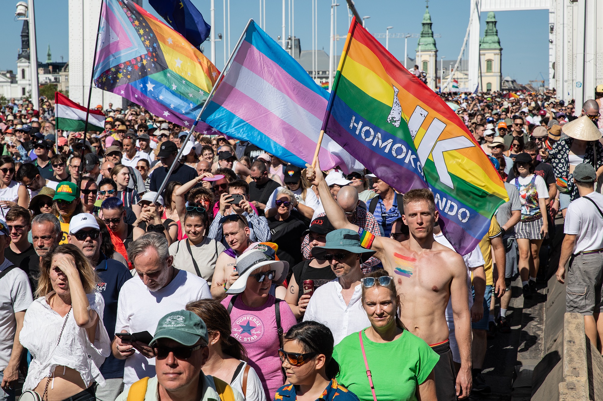 A nyugati sajtó ünnepli a Tisza gendertörvényét, a hazai kormánypárti média inkább elhallgatja a lényeget