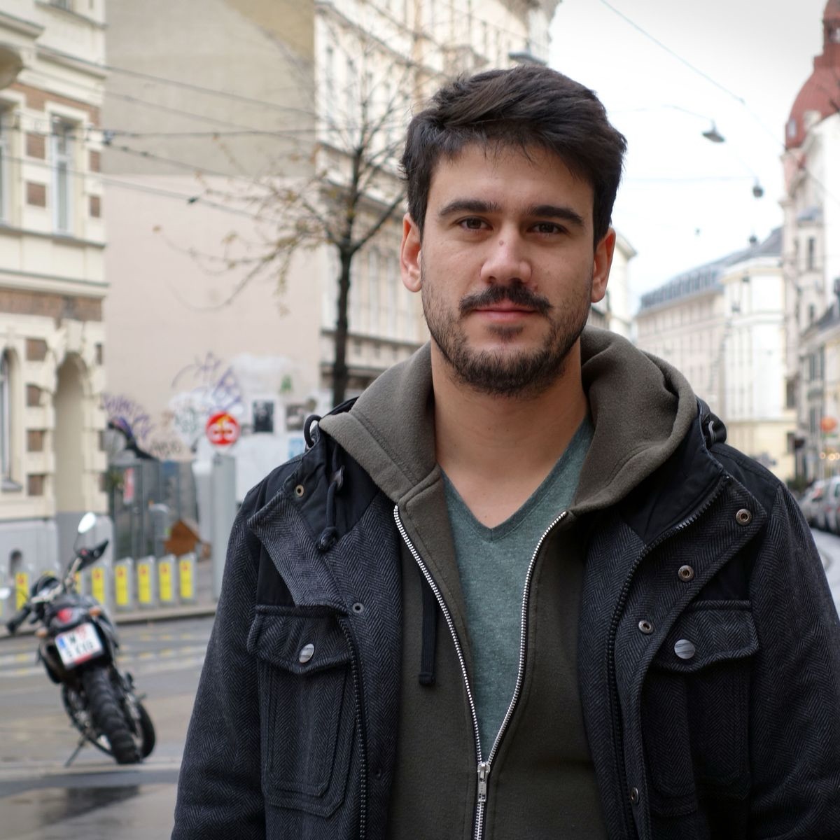 Kerem Schamberger: a bajor-kurd kommunista, aki a bevándorlóknak drukkol a Francia erőszak alatt