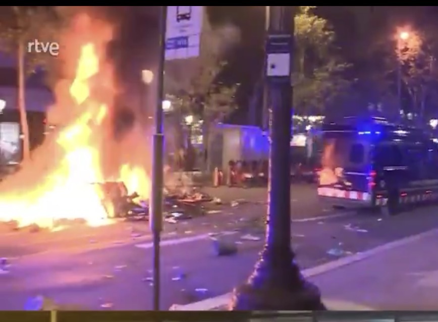 Tömeges zavargások Barcelonában: fiatalok fosztogatnak, barikádokat gyújtanak és összecsapnak a rendőrséggel