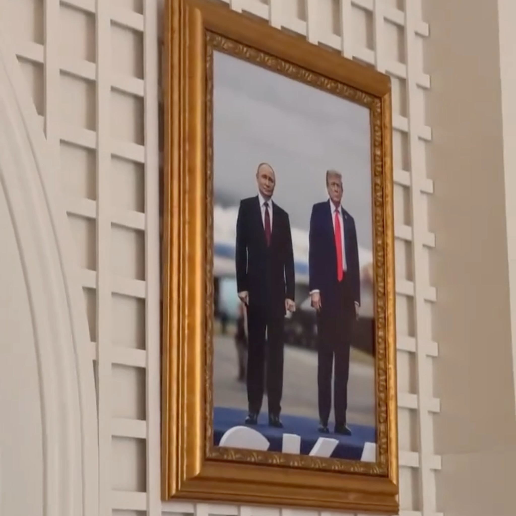 A Fehér Ház falain kirakott képek alapján: Trump Putyinnal és Xi Csin-pinggel ápolja a legszorosabb kapcsolatot